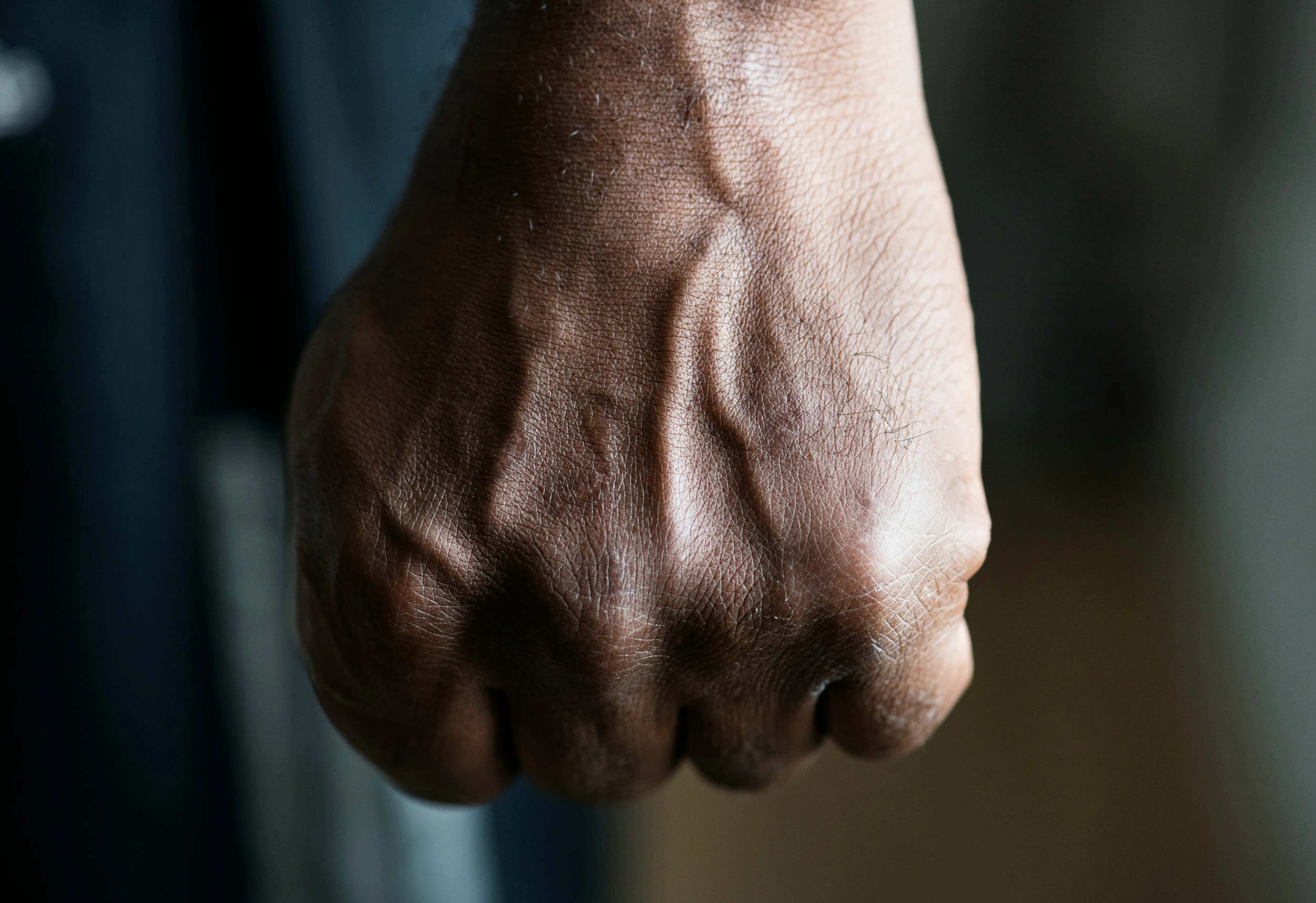 Zur Faust geballte Hand